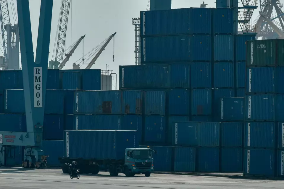 Truk melintas disamping peti kemas Pelabuhan Tanjung Priok, Jakarta Utara, belum lama ini. (Foto: ANTARA)
