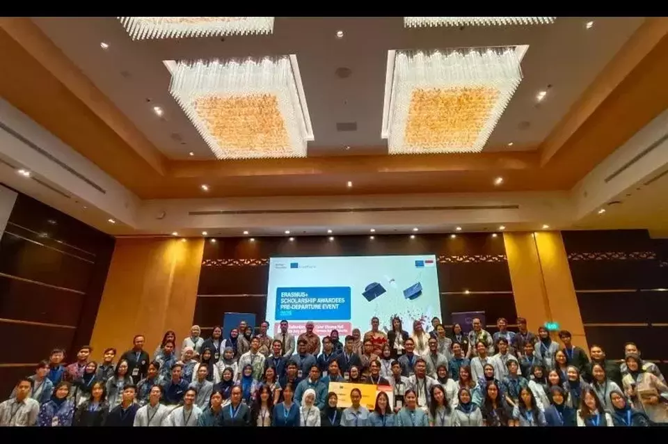 Counsellor/ Head of Cooperation, Delegasi Uni Eropa (UE) untuk Indonesia, Thibaut Portevin (tengah) foto bersama dengan mahasiswa Dan dosen Indonesia penerima beasiswa Erasmus+ Uni Eropa di Jakarta, Sabtu (26/7/2025). (Foto: ANTARA FOTO/Asri Mayang Sari)