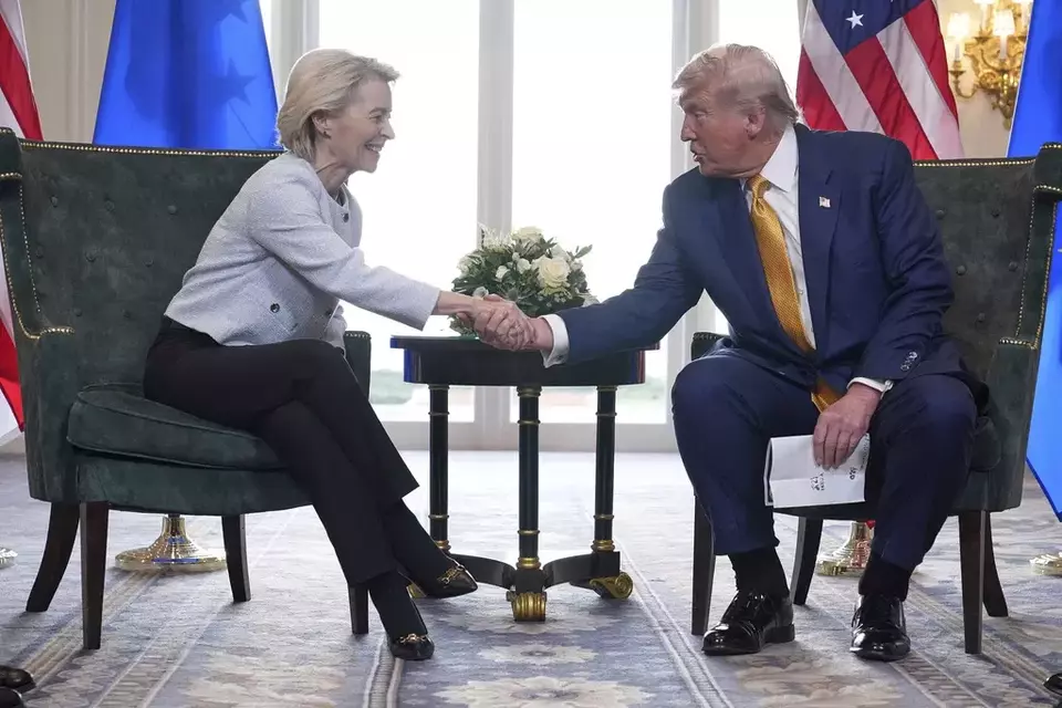 Presiden AS Donald Trump dan Presiden Komisi Eropa Ursula von der Leyen berjabat tangan usai mencapai kesepakatan dagang di lapangan golf Trump Turnberry, Turnberry, Skotlandia, Minggu (27/7/2025). (AP Photo/Jacquelyn Martin)