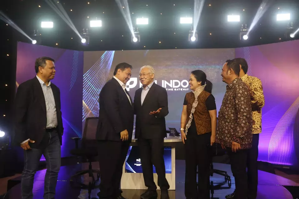 Menteri Koordinator Bidang Perekonomian Airlangga Hartarto (kedua dari kiri) saat menjadi narasumber saat Investor Daily Roundtable dengan tema Diplomasi Ekonomi: Menavigasi Tantangan Global Menuju Kemitraan Ekonomi Baru, bersama Executive Chairman B-Universe Enggartiasto Lukita (tengah) di Jakarta, Senin (28/7/2025). (Investor Daily/David Gita Roza)