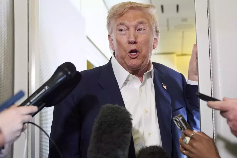 Presiden Amerika Serikat (AS) Donald Trump berbicara dengan para wartawan di pesawat Air Force One setelah meninggalkan Aberdeen, Skotlandia, Selasa (29/7/2025), dalam perjalanan menuju Washington, AS. (Foto: AP/ Jacquelyn Martin)