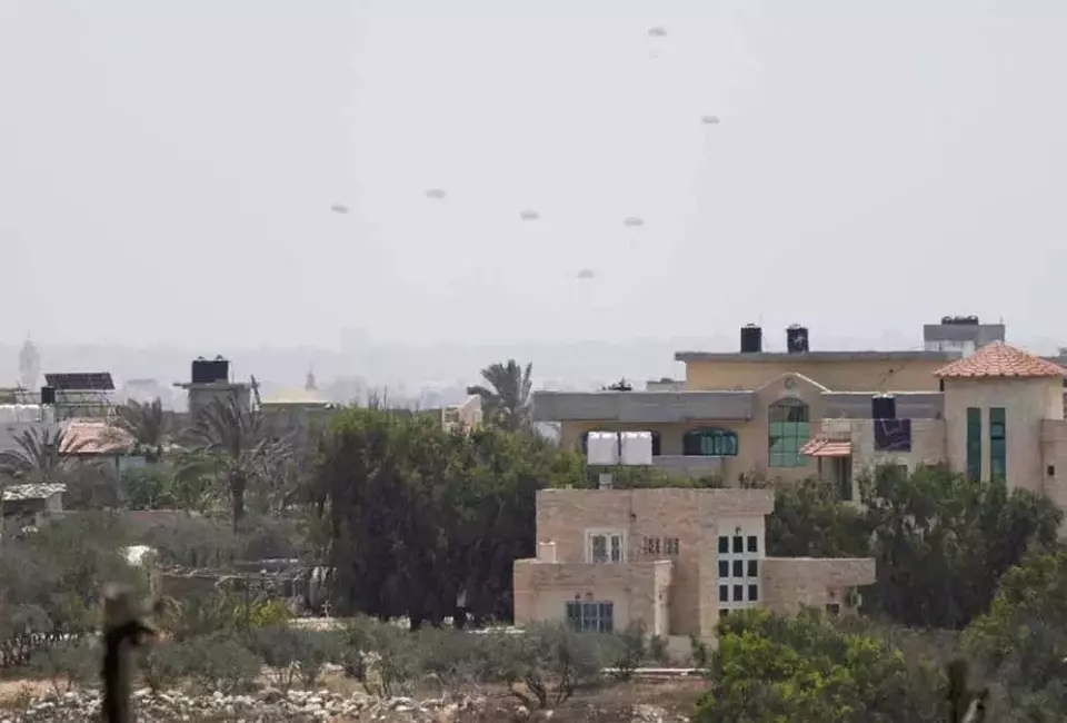 Bantuan kemanusiaan untuk warga Palestina diterjunkan lagi dari udara di Jalur Gaza pada Selasa (29/07/2025). (Investor Daily/AP Photo/Abdel Kareem Hana)