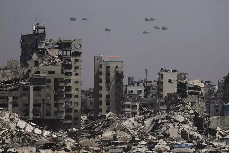 Bantuan kemanusiaan dijatuhkan melalui udara kepada warga Palestina di atas Kota Gaza, Jalur Gaza, Senin (28/7/2025). (Foto: AP/ Jehad Alshrafi)