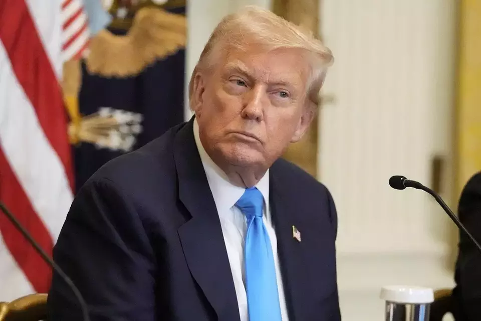 Presiden Amerika Serikat (AS) Donald Trump mendengarkan di sebuah acara untuk mempromosikan usulannya guna meningkatkan akses warga Amerika terhadap rekam medis mereka di Ruang Timur Gedung Putih, Rabu (30/7/2025) di Washington, AS. (Foto: AP/ Mark Schiefelbein)
