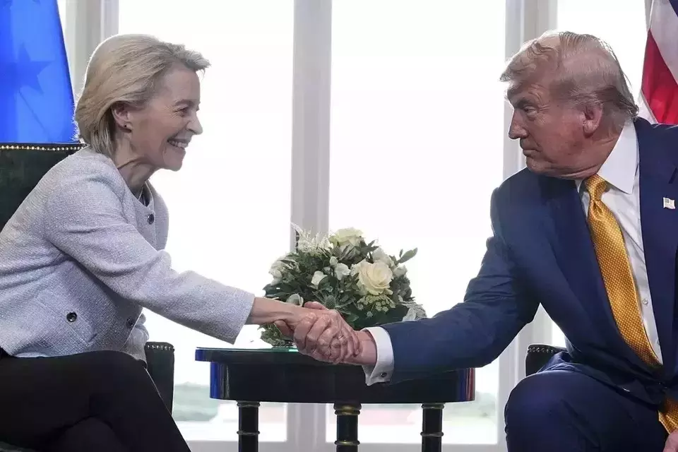 Presiden Amerika Serikat (AS) Donald Trump dan Presiden Komisi Eropa Ursula von der Leyen berjabat tangan setelah mencapai kesepakatan dagang di lapangan golf Trump Turnberry di Turnberry, Skotlandia, Minggu (27/7/2025). (Foto: AP/ Jacquelyn Martin)