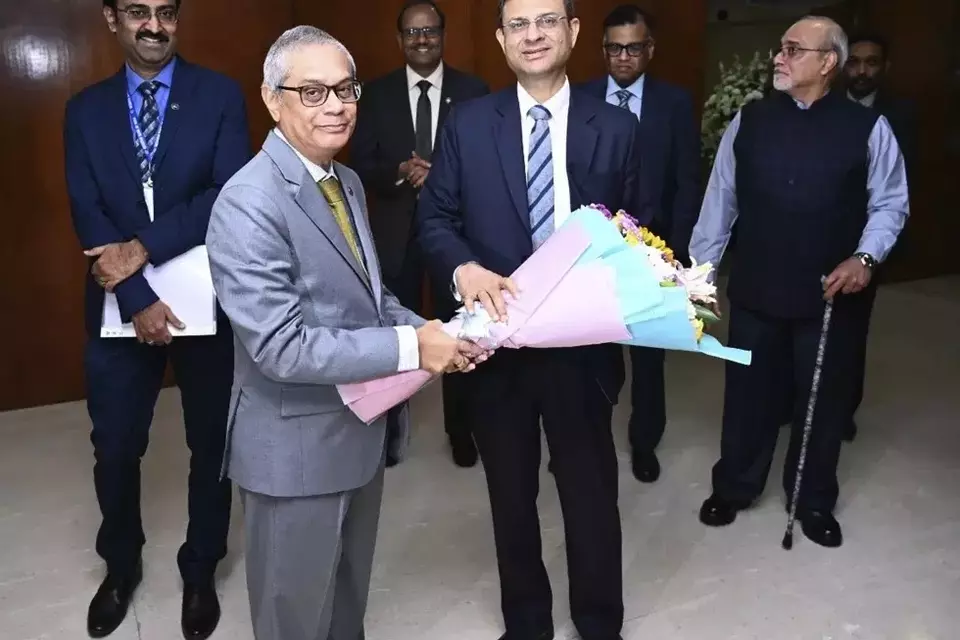 Foto yang diperoleh dari halaman Bank Sentral India (RBI) di X ini menunjukkan Gubernur BI Sanjay Malhotra (tengah) disambut oleh rekan-rekannya di sebuah kantor di Mumbai, India, pada 11 Desember 2024. (Foto: Reserve Bank of India via AP)