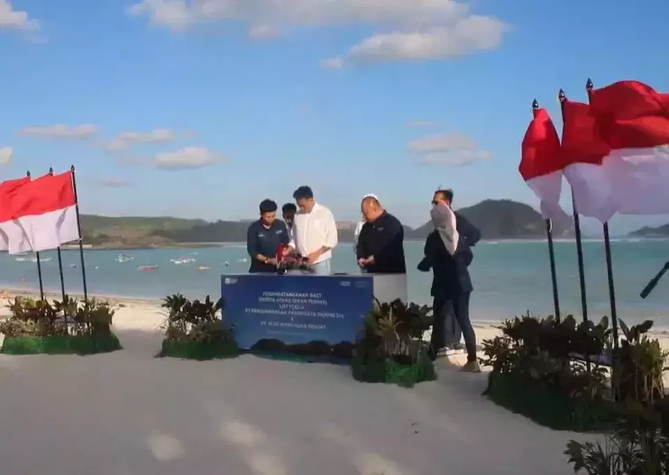 Seremoni penandatanganan berita acara serah terima LOT TTA3-A PT Pengembangan Pariwisata Indonesia dan PT Kleo Mandalika Resort di Tanjung Aam, Lombok Tengah, pada Rabu (6/8/2025). (B-Universe Photo/M. Awaludin)