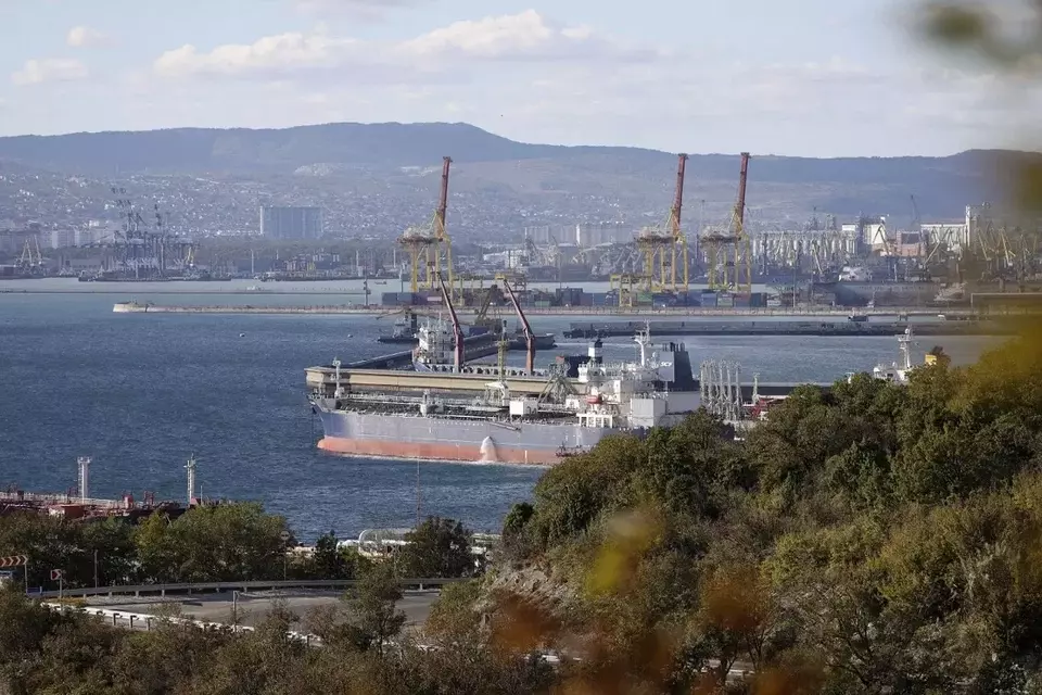 Sebuah kapal tanker minyak ditambatkan di kompleks Sheskharis, bagian dari Chernomortransneft JSC, anak perusahaan Transneft PJSC di Novorossiysk, Rusia, pada 11 Oktober 2022. Kompleks ini merupakan salah satu fasilitas minyak dan produk petroleum terbesar di Rusia selatan. (Foto: AP)