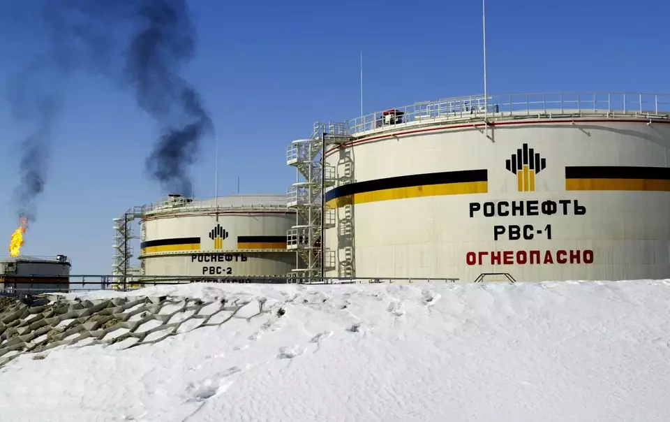 Dalam foto arsip ini yang diambil pada Rabu (5/4/2006), tampak reservoir milik raksasa minyak milik negara Rusia, OAO Rosneft, di ladang minyak Priobskoye dekat Nefteyugansk di Siberia barat, Rusia. (Foto: AP/ Misha Japaridze)