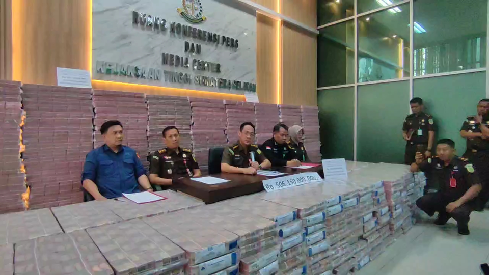 Asisten Tindak Pidana Khusus (Aspidsus) Kejati Sumsel Adhryansah saat konferensi pers penyitaan uang sebesar Rp 506.150.000.000 (Rp 506 miliar) dari PT Buana Sriwijaya Sejahtera (BSS) dan PT Sri Andal Lestari (SAL), Kamis (7/8/2025).