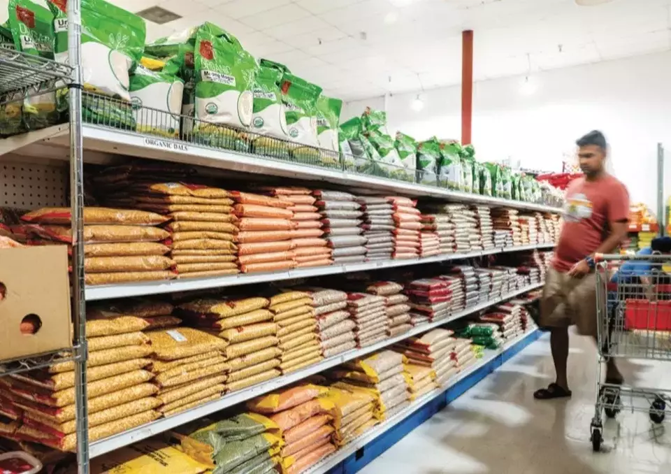 Seorang konsumen tengah belanja beras di toko New India Bazar, yang Sebagian barangnya diimpor dari Inda dan Kanada, pada Rabu (06/08/2025) di Fremont, California, AS. (Investor Daily/AP Photo/Noah Berger)