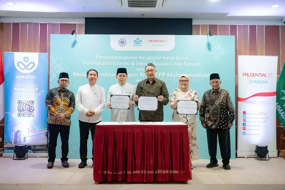 Jajaran pimpinan Majelis Pendayagunaan Wakaf PP Muhammadiyah bersama Direksi PT Prudential Syariah usai menandatangani kerja sama distribusi wakaf, di Jakarta (8/8/2025).