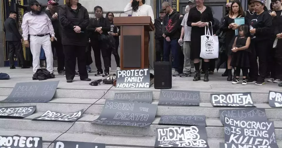 Supervisor San Francisco Jackie Fielder (tengah) berpidato dalam sebuah demonstrasi yang diselenggarakan oleh Koalisi Tunawisma dan organisasi-organisasi terkait di luar Balai Kota sebelum rapat Dewan Pengawas di San Francisco, Amerika Serikat (AS), Selasa (22/7/2025). (Foto: AP/ Jeff Chiu)
