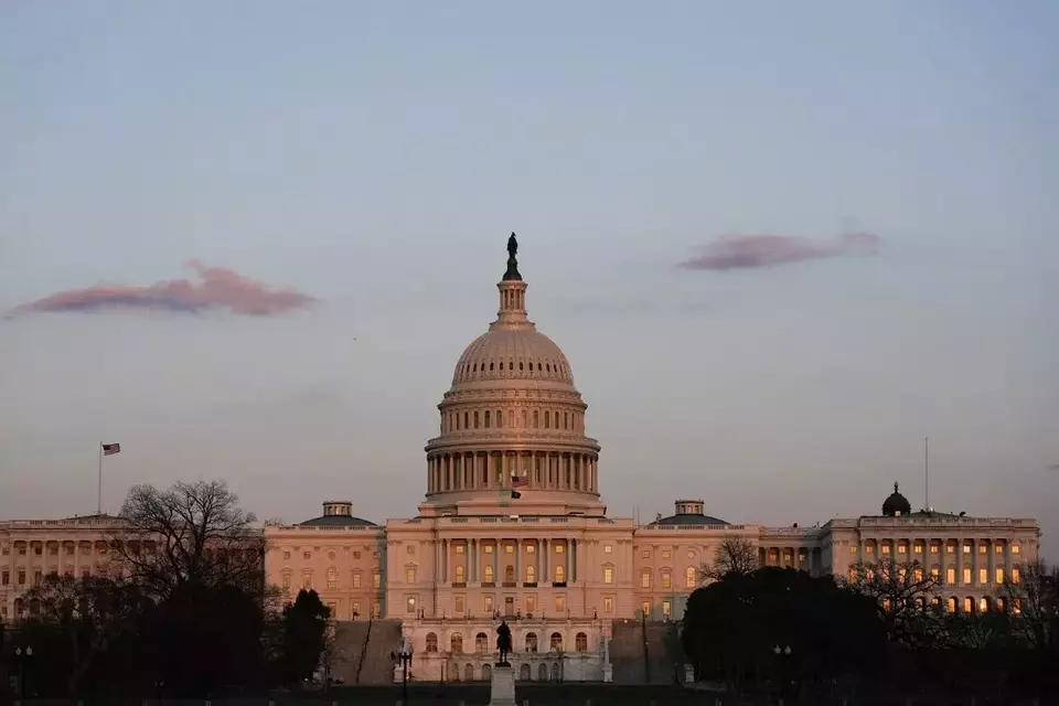 Matahari terbenam di gedung US Capitol pada 4 Maret 2021 di Washington, AS. (Foto: AP)