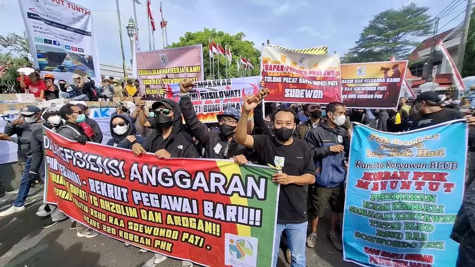 Masa aksi dari mantan pegawai RSUD Pati datangi aksi demo di kawasan Alun-alun Simpang 5 Pati, Rabu (13/8/2025). (Foto: B-Universe/ Jamaah)