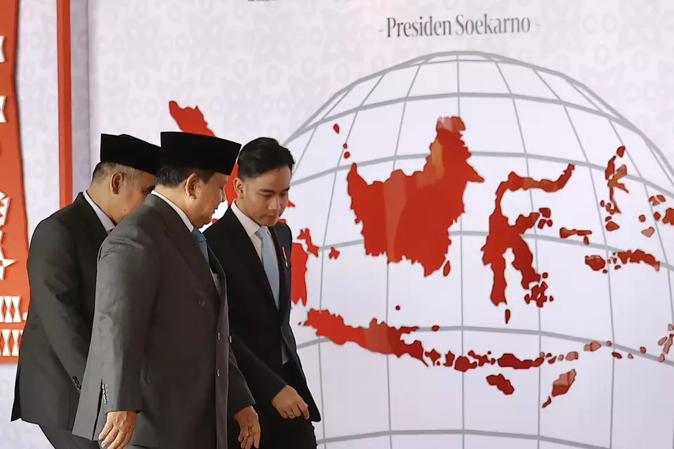 Presiden Prabowo Subianto (tengah) bersama Wapres Gibran Rakabuming Raka (kanan tiba untuk mengikuti Sidang Tahunan MPR RI dan Sidang Bersama DPR-DPD RI Tahun 2025 di Gedung Nusantara, Kompleks Parlemen, Jakarta, Jumat (15/8/2025). (ANTARA/Dhemas Reviyanto)