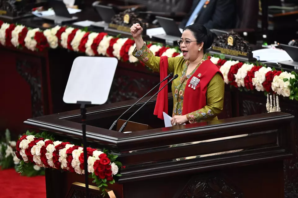 Ketua DPR Puan Maharani menyampaikan pidato dalam Sidang Paripurna Pembukaan Masa Persidangan I DPR Tahun Sidang 2025-2026 di Gedung Nusantara, Kompleks Parlemen, Jakarta, Jumat (15/8/2025). (ANTARA/Dhemas Reviyanto)