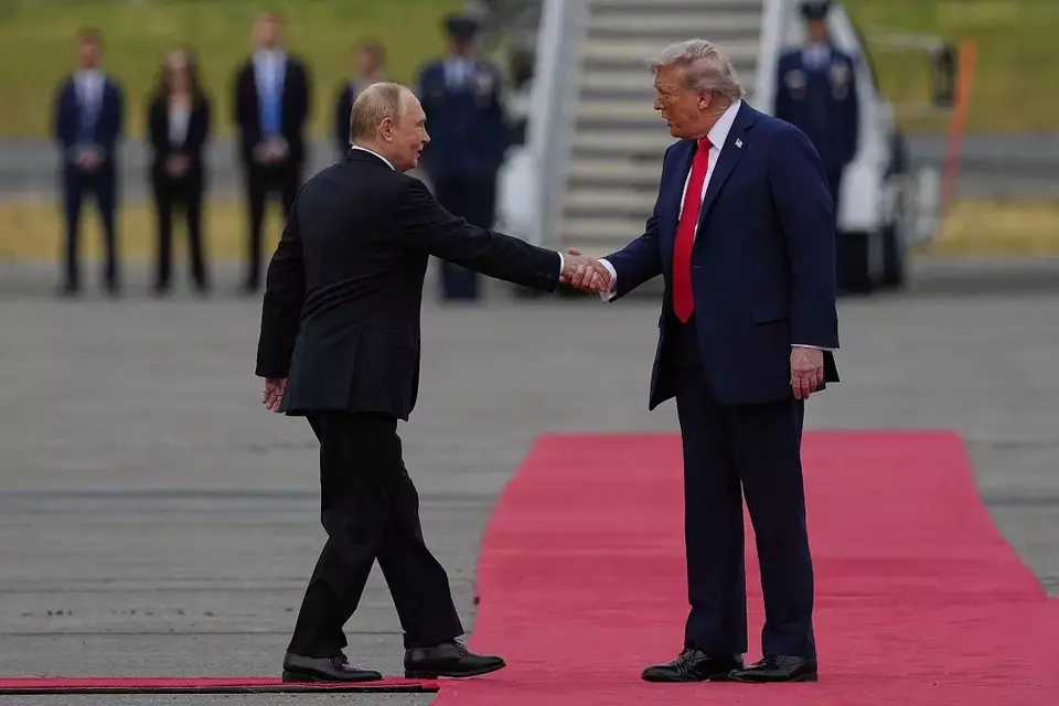 Presiden Amerika Serikat (AS) Donald Trump menyapa Presiden Rusia Vladimir Putin, Jumat (15/8/2025) di Pangkalan Gabungan Elmendorf-Richardson, Alaska. (Foto: AP)