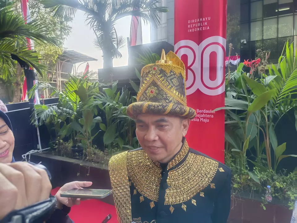 Ketua KPK Setyo Budiyanto mengenakan busana adat usai memimpin upacara peringatan Hari Kemerdekaan ke-80 Republik Indonesia di Gedung Merah Putih KPK, Jakarta Selatan, Minggu (17/8/2025).  