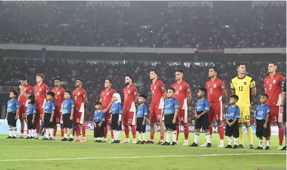 Timnas Indonesia menyanyikan lagu kebangsaan sebelum bertanding melawan Timnas China pada pertandingan kualifikasi Piala Dunia 2026 putaran ketiga Grup C di Stadion Utama Gelora Bung Karno, Jakarta, Kamis (5/6/2025). ANTARA FOTO/Bayu Pratama S/Lmo/tom.