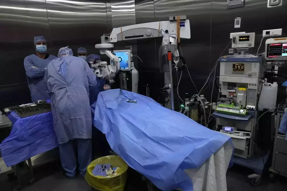 Dokter melakukan operasi mata pada seorang pria yang terluka akibat ledakan salah satu perangkat genggam di Beirut, Lebanon pada 20 September 2024. (Foto: AP)