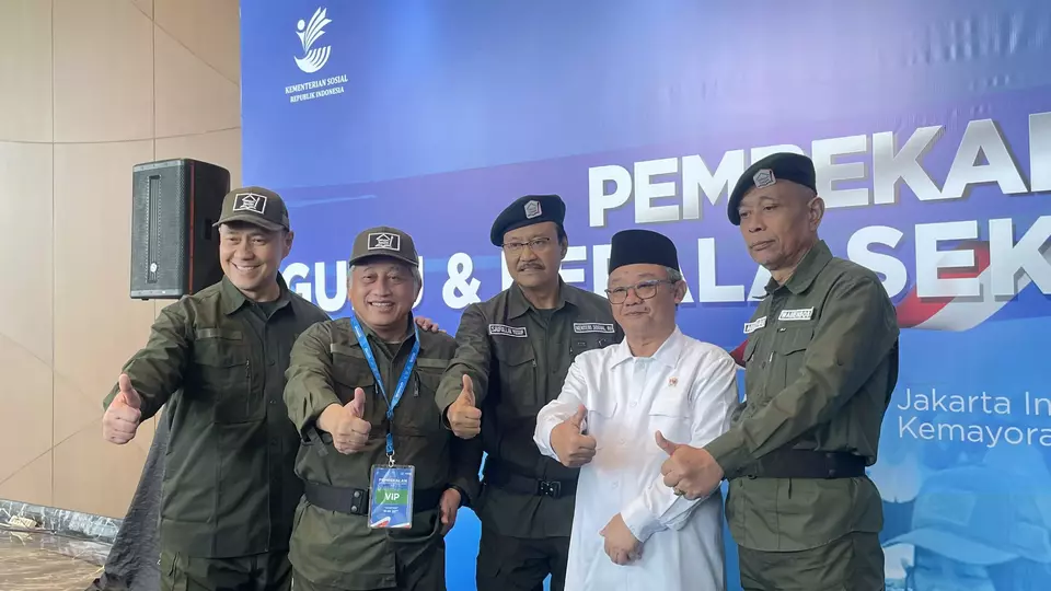 Mendikdasmen Abdul Mukti, Mensos Saifullah Yusuf, Ketua Tim Formatur Sekolah Rakyat Muhammad Nuh, saat menghadiri Pembekalan Guru dan Kepala Sekolah Rakyat di JIExpo Kemayoran, Jakarta, Jumat (22/8/2025).
