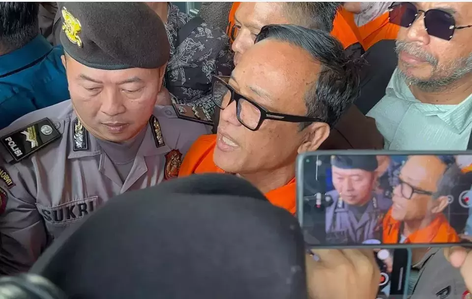 Wakil Menteri Ketenagakerjaan Immanuel Ebenezer Gerungan saat berbicara sebelum memasuki mobil tahanan di kompleks Komisi Pemberantasan Korupsi (KPK), Jakarta, Jumat (22/8/2025). ANTARA/Rio Feisal