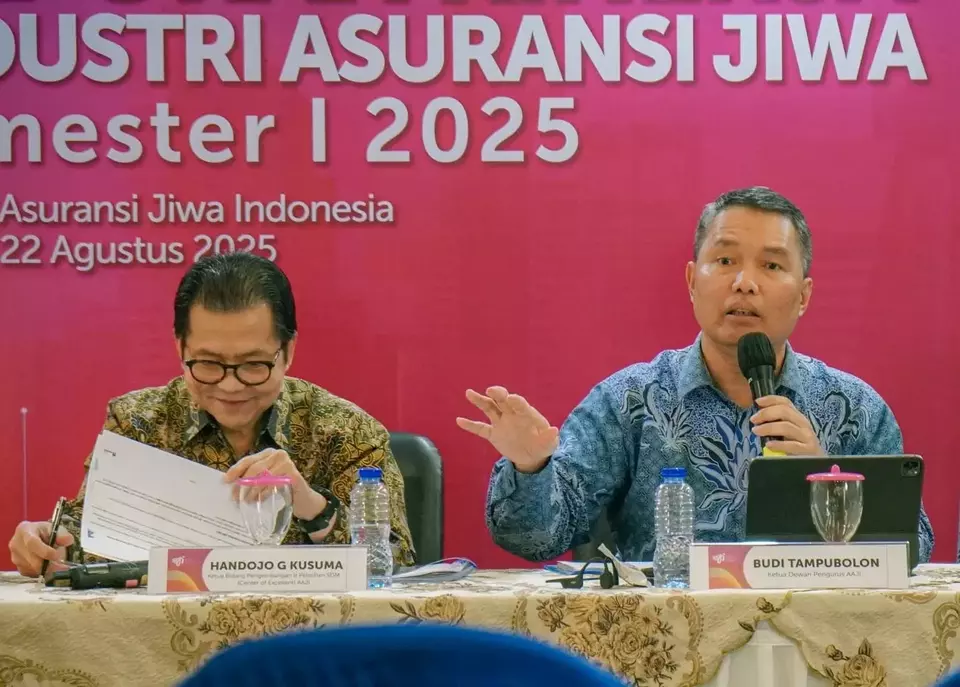 Ketua Dewan Pengurus AAJI, Budi Tampubolon (kanan) dalam konferensi pers Laporan Kinerja Industri Asuransi Jiwa Semester I-2025 di Jakarta yang digelas secara hybrid pada Jumat (22/8/2025). (Foto: AAJI)