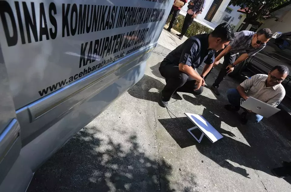 Petugas dari Dinas Komunikasi, Informatika dan Persandian (Diskominsa) Aceh Barat menyiapkan dan menguji perangkat jaringan internet untuk sekolah terpencil di halaman kantor Diskominsa, Aceh Barat, Aceh, Jumat (25/7/2025). (Foto: ANTARA FOTO/Syifa Yulinnas/bar)