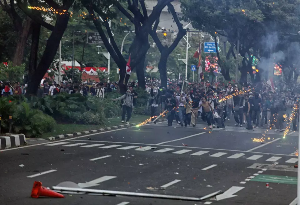 Aksi demonstrasi menolak kenaikan tunjangan DPR di depan Gedung DPR, Senin (25/8/2025) berakhir ricuh.(Berita Satu Photo/Joanito De Saojoao)

