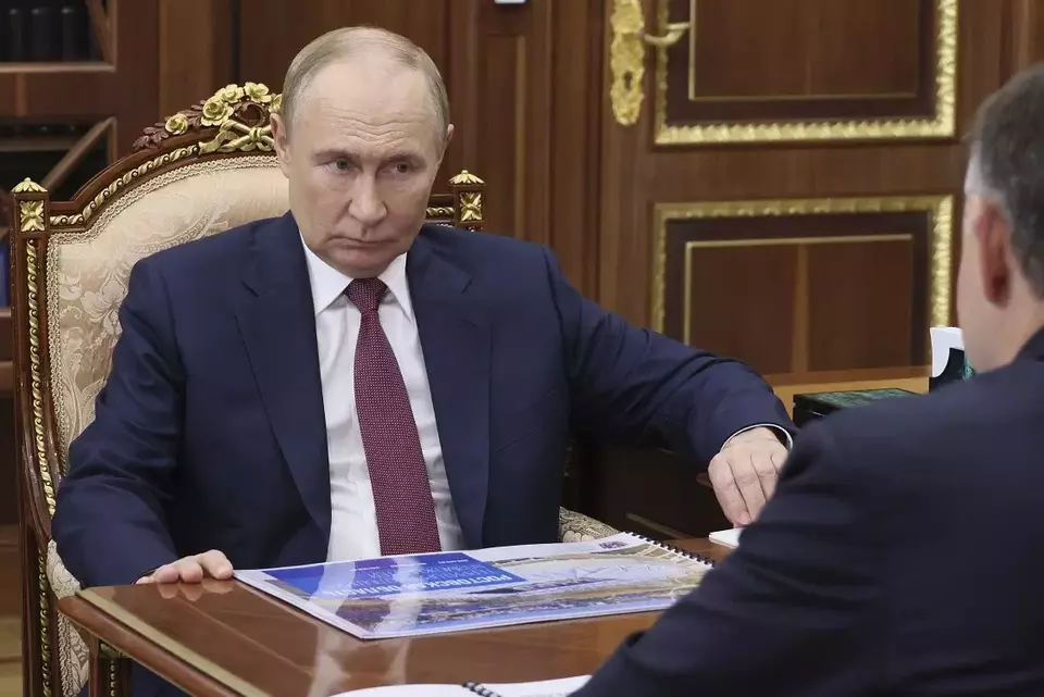 Presiden Rusia Vladimir Putin menghadiri pertemuan dengan Penjabat Gubernur Wilayah Rostov, Yuri Slyusar, di Kremlin, Moskow. (Foto: AP)