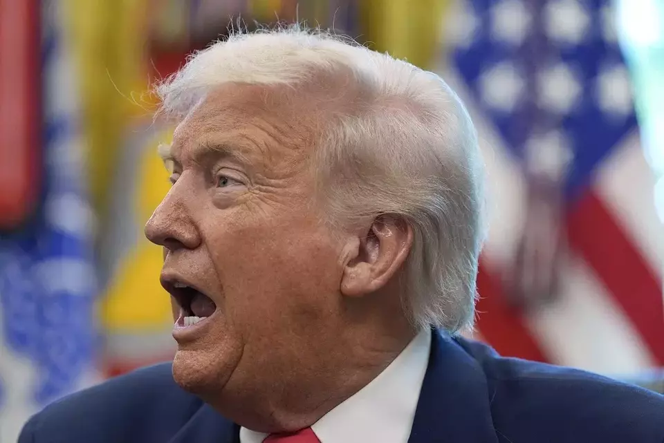 Presiden Amerika Serikat (AS) Donald Trump menandatangani rancangan undang-undang keringanan pajak dan pemotongan anggaran di Gedung Putih, Washington, AS pada Jumat (4/7/2025). (Foto: AP/ Alex Brandon)
