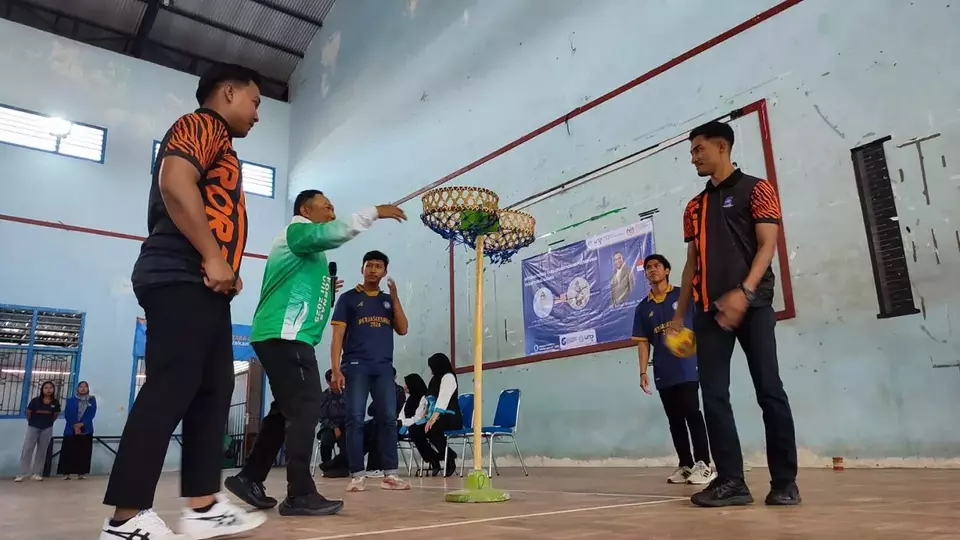 Kampus Universitas Nusantara PGRI (UNP) Kota Kediri, Jawa Timur mengembangkan dan berinovasi permainan tradisional, menjadi olahraga yang menyenangkan dan kekinian. (Foto: B-Universe/ Mohammad Muajijin)
