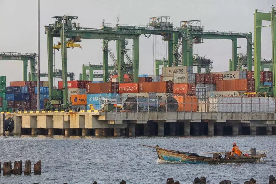 Aktivitas bongkar-muat peti kemas di Pelabuhan Tanjung Priok, Jakartabelum lama ini. (B-Universe Photo/Joanito De Saojoao)