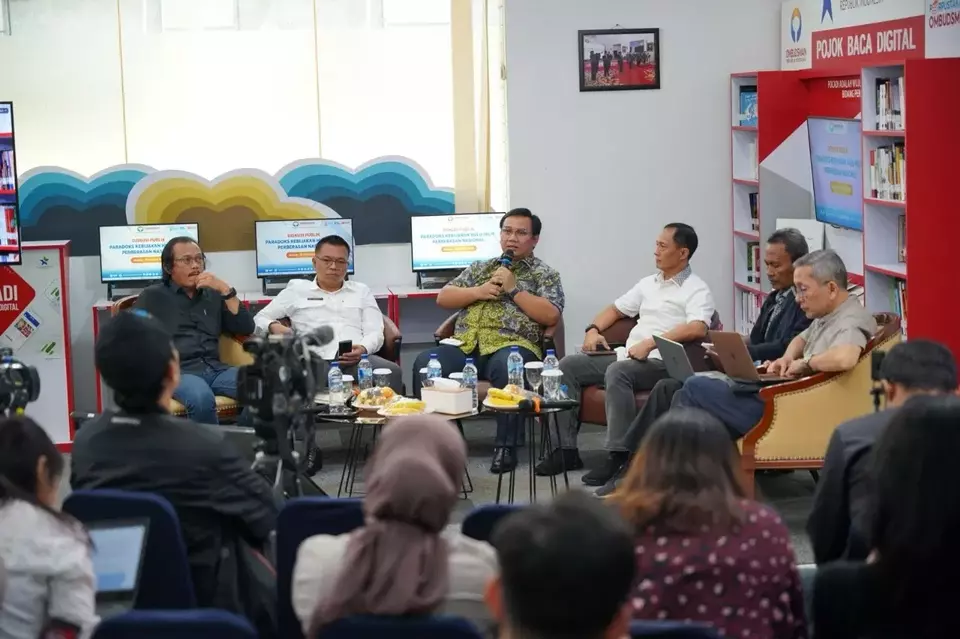 Anggota Ombudsman RI, Yeka Hendra Fatika (tengah) dalam diskusi di Gedung Ombudsman, Selasa (26/8/2025). (B-Universe Photo/Muhammad Farhan)