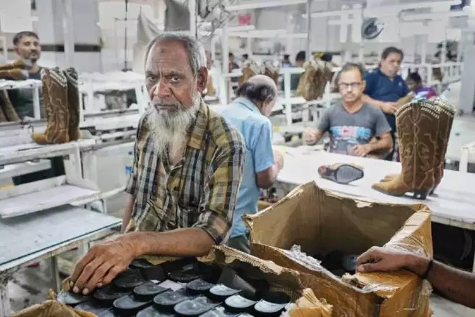 Sejumlah buruh di pabrik sepatu kulit di Agra, India, pada Senin (25/08/2025). Sektor manufaktur alas kaki ini termasuk yang akan terdampak oleh tarif impor tinggi yang dikenakan oleh AS. (Investor Daily/AP Photo/Manish Swarup)