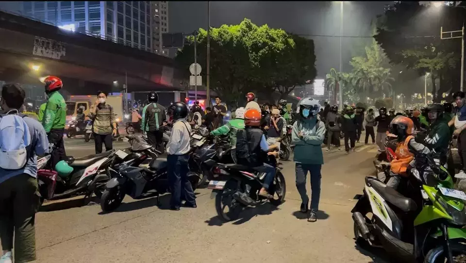 Sejumlah driver ojol menunggu order, di sela-sela aksi demonstrasi DPR yang meluas ke area dekat Halte TJ Petamburan, Jakarta, Kamis (28/8/2025)