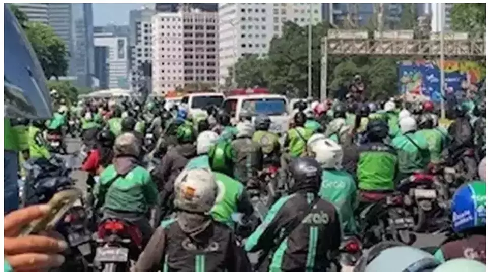 Iring-iringan menuju pemakaman Affan Kurniawan, ojol korban Brimob, Jumat 29 Agustus 2025. (Beritasatu.com/Andrew Tito)