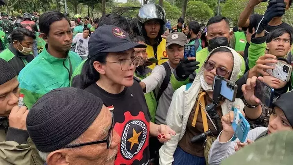 Anggota Komisi VI DPR Rieke Diah Pitaloka saat memberikan keterangan kepada media, Jumat (29/8/2025).
