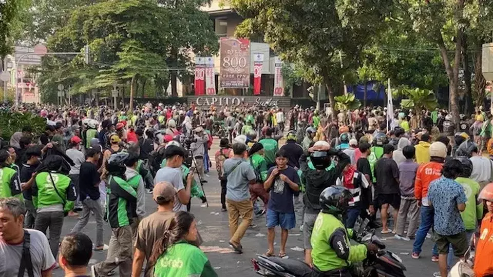 Ratusan pengemudi ojek online (ojol) berunjuk rasa di depan Mako Brimob Kwitang, Jakarta Pusat, Jumat (29/8/2025).