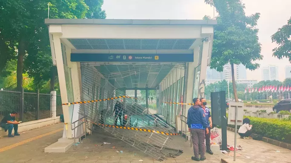 Suasana Stasiun MRT Istora Mandiri yang rusak dan tidak bisa beroperasi akibat demontrasi, Sabtu (30/8/2025). (Foto: B-Universe/ Hendro Situmorang)