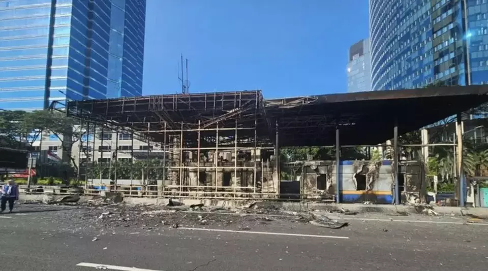 PT Jasa Marga (Persero) Tbk mencatat sedikitnya tujuh gerbang tol mengalami kerusakan berat akibat dibakar massa pada Jumat (29/8/2025). (Foto: B-Universe/ Andrew Tito)