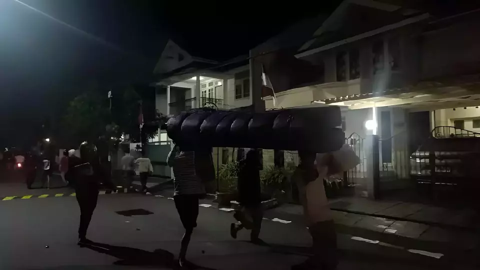 Massa demo membawa barang dari kediaman Menkeu Sri Mulyani di kawasan Bintaro Jaya, Tangerang Selatan, Minggu dini hari (31/8/2025).