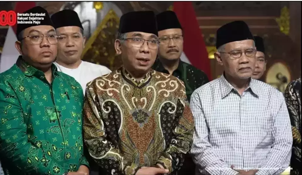 Ketua Umum PBNU Yahya Cholil Staquf atau Gus Yahya (tengah) memberi keterangan pers setelah pertemuan 16 ormas Islam dengan Presiden Prabowo Subianto di Hambalang, Bogor, Sabtu (30/8/2025). (Beritasatu.com/BPMI Setpres)