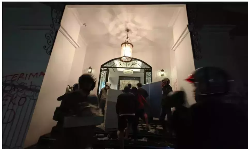 Massa menjarah barang berharga dari rumah anggota DPR RI  Eko Hendro Purnomo atau Eko Patrio di Jalan Karang Asem 1, Kuningan, Setiabudi, Jakarta Selatan, Sabtu (30/8/2025) malam. (ANTARA/M Riezko Bima Elko Prasetyo)
