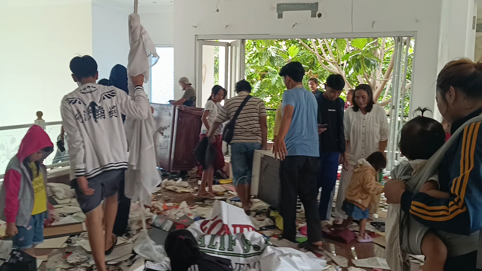 Kondisi rumah Anggota DPR Surya Utama (Uya Kuya) dikunjungi masyarakat usai dijarah massa, (30/8/2025). 