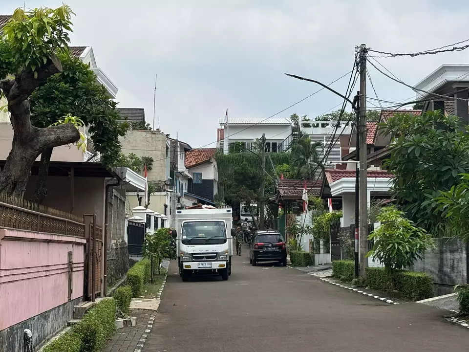 Suasana kediaman Menteri Keuangan Sri Mulyani di kawasan Bintaro, Tangerang Selatan, dijaga personel TNI AD, Minggu (31/8/2025)