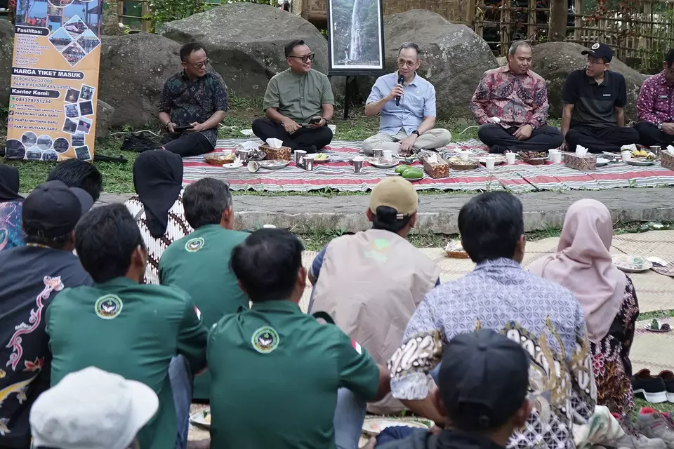 Ketua Dewan Komisioner OJK Mahendra Siregar (tengah) berdialog dengan masyarakat perhutanan sosial Lampung dalam rangka peningkatan akses keuangan dan pelestarian hutan di Tahura Wan Abdul Rachman, Bandar Lampung, Lampung, Jumat (29/8/2025). Provinsi Lampung ditetapkan sebagai pilot project implementasi Nota Kesepahaman (MoU) antara Kementerian Kehutanan (Kemenhut) RI dengan Otoritas Jasa Keuangan (OJK) RI terkait dukungan akses permodalan bagi program perhutanan sosial. Provinsi Lampung ditetapkan sebagai pilot project implementasi Nota Kesepahaman (MoU) antara Kementerian Kehutanan (Kemenhut) RI dengan Otoritas Jasa Keuangan (OJK) RI terkait dukungan akses permodalan bagi program perhutanan sosial.ANTARA FOTO/Ardiansyah/YU
