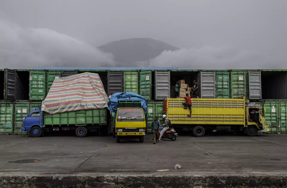 Sejumlah pekerja bersiap mengeluarkan logistik dari kontainer saat bongkar muat di Pelabuhan Ahmad Yani Ternate, Maluku Utara, belum lama ini. (ANTARA FOTO/Andri Saputra)