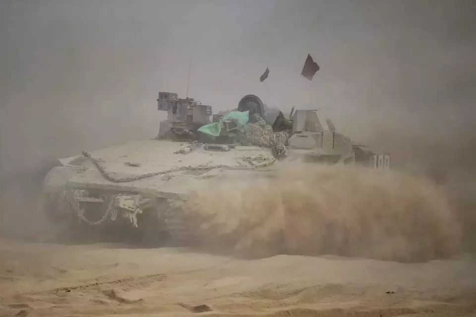 Tentara Israel mengendarai kendaraan tempur lapis baja (APC) di dekat perbatasan Israel-Gaza, di selatan Israel, Selasa (02/09/2025). (AP/Ohad Zwigenberg)